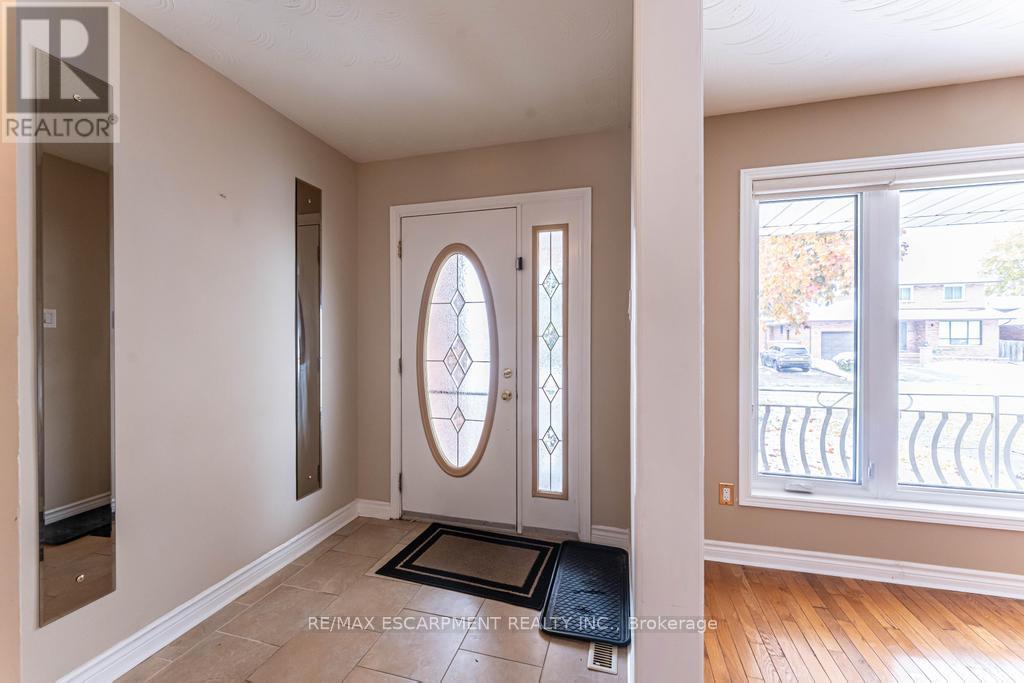 162 Solomon Crescent, Hamilton (Trenholme), Ontario  L8W 2G7 - Photo 2 - X12539406