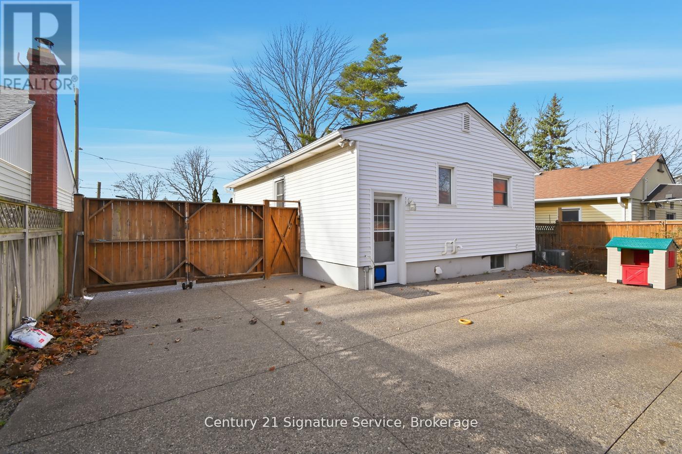 30 Louth Street, St. Catharines, Ontario  L2S 2T4 - Photo 10 - X12754876