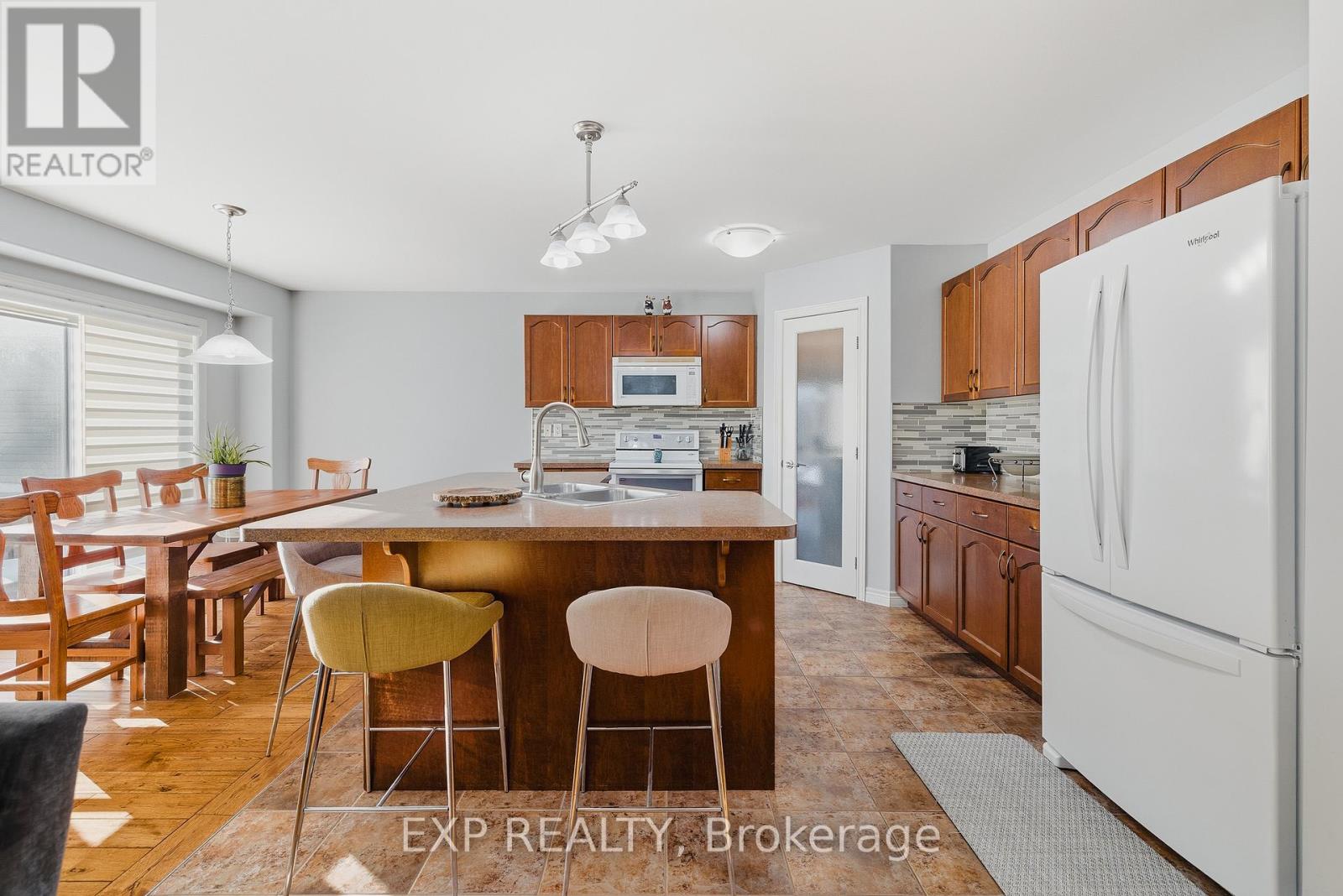 23 Doon Creek Street, Kitchener, Ontario  N2R 0B4 - Photo 7 - X12747464