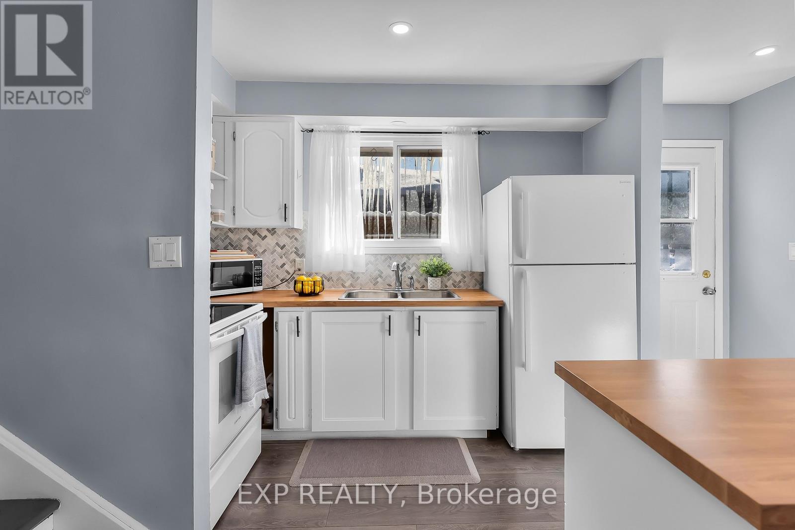 82 Tupper Drive, Thorold (Confederation Heights), Ontario  L2V 4C8 - Photo 3 - X12757152