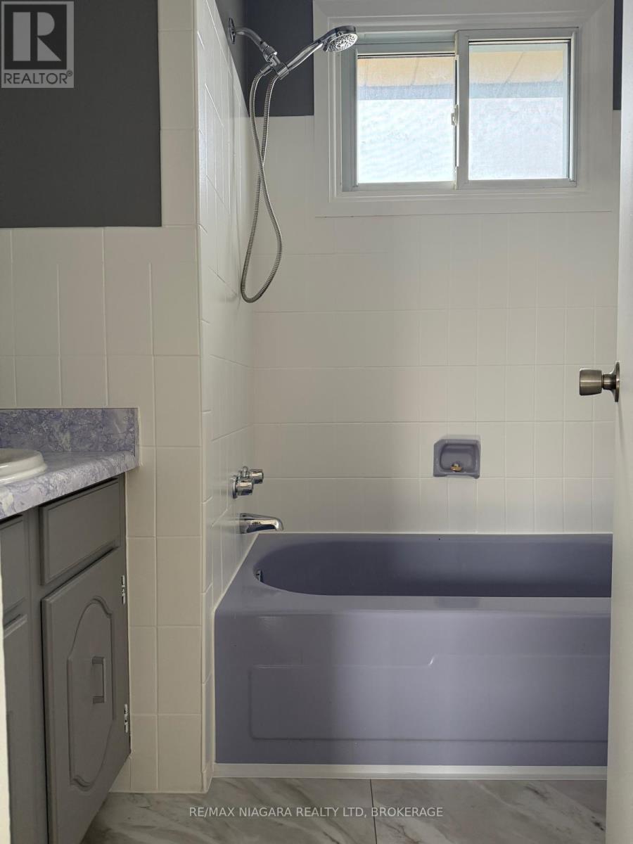 8006 Paddock Trail Drive, Niagara Falls (Ascot), Ontario  L2H 1X2 - Photo 13 - X12757156