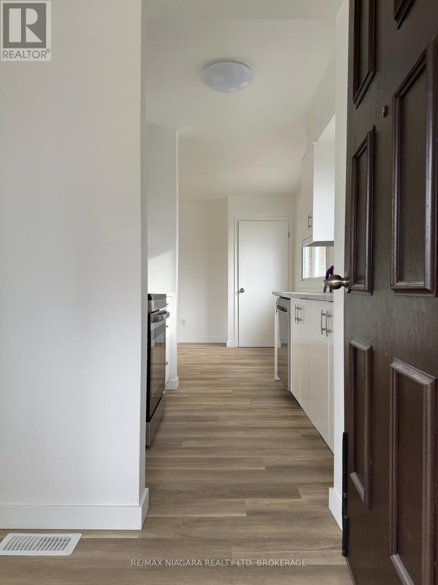 8006 Paddock Trail Drive, Niagara Falls (Ascot), Ontario  L2H 1X2 - Photo 3 - X12757156