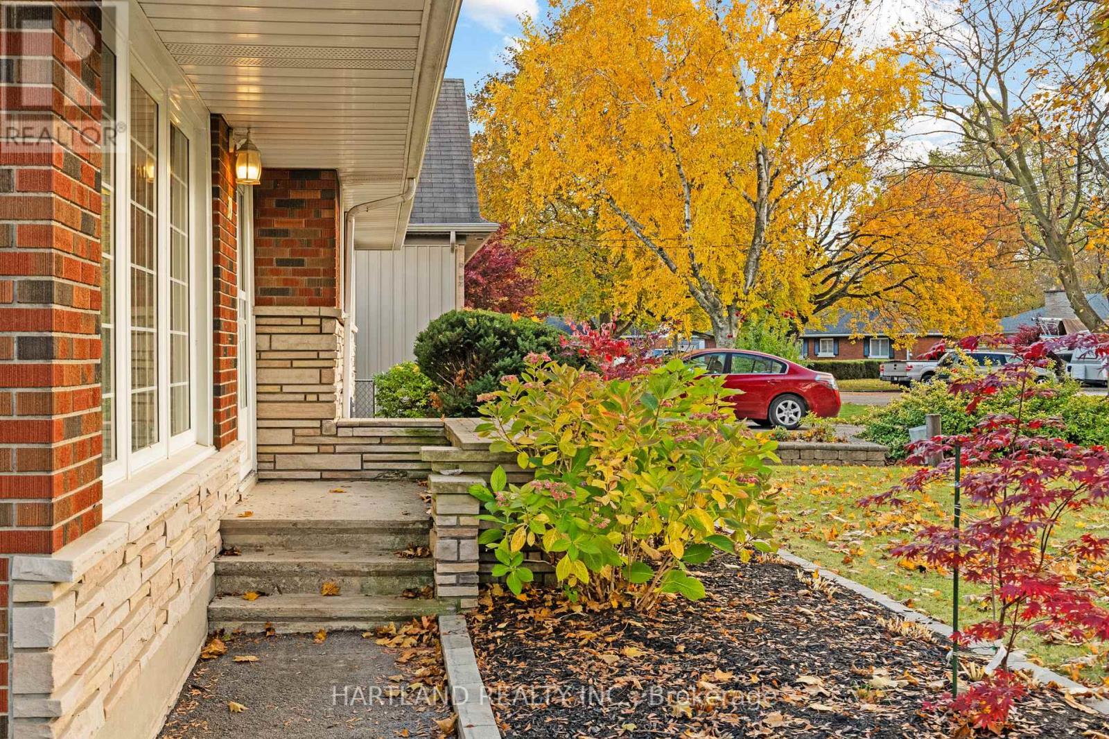 19 Kenworth Drive, St. Catharines, Ontario  L2M 4S4 - Photo 3 - X12755454