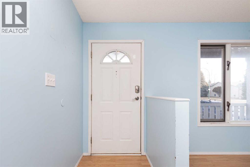 209 Mt Blakiston Road W, Lethbridge, Alberta  T1K 6M3 - Photo 2 - A2277374