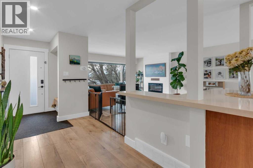 184 Cornwallis Drive Nw, Calgary, Alberta  T2K 1V2 - Photo 2 - A2279742