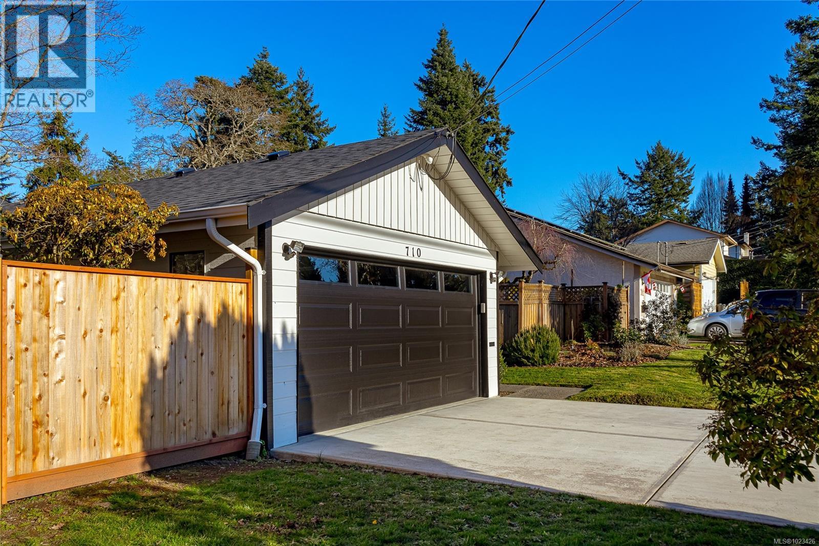 710 Greenlea Dr, Saanich, British Columbia  V8Z 6V8 - Photo 3 - 1023426