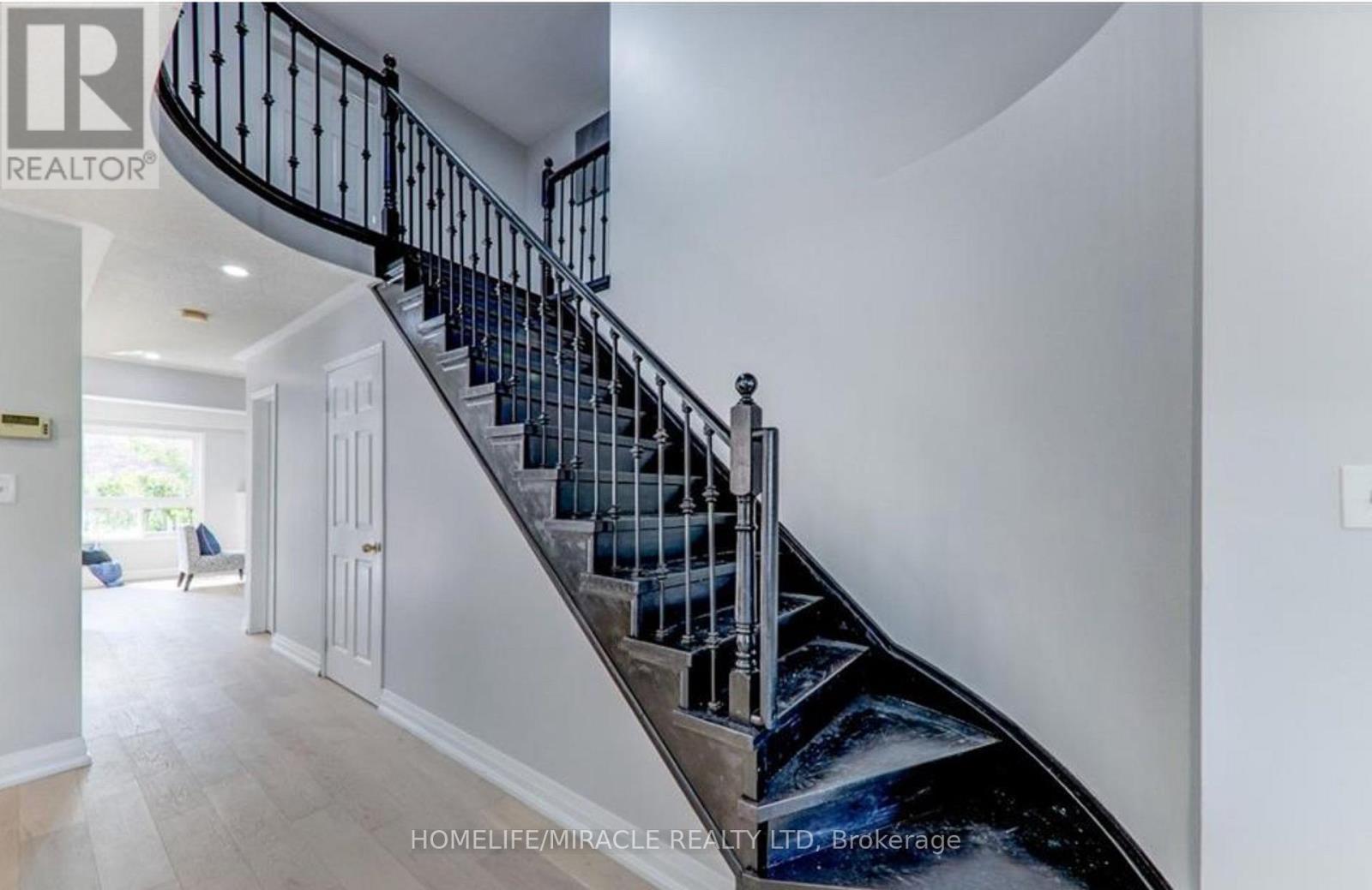 95 Luella Crescent, Brampton, Ontario  L7A 3H5 - Photo 4 - W12741212