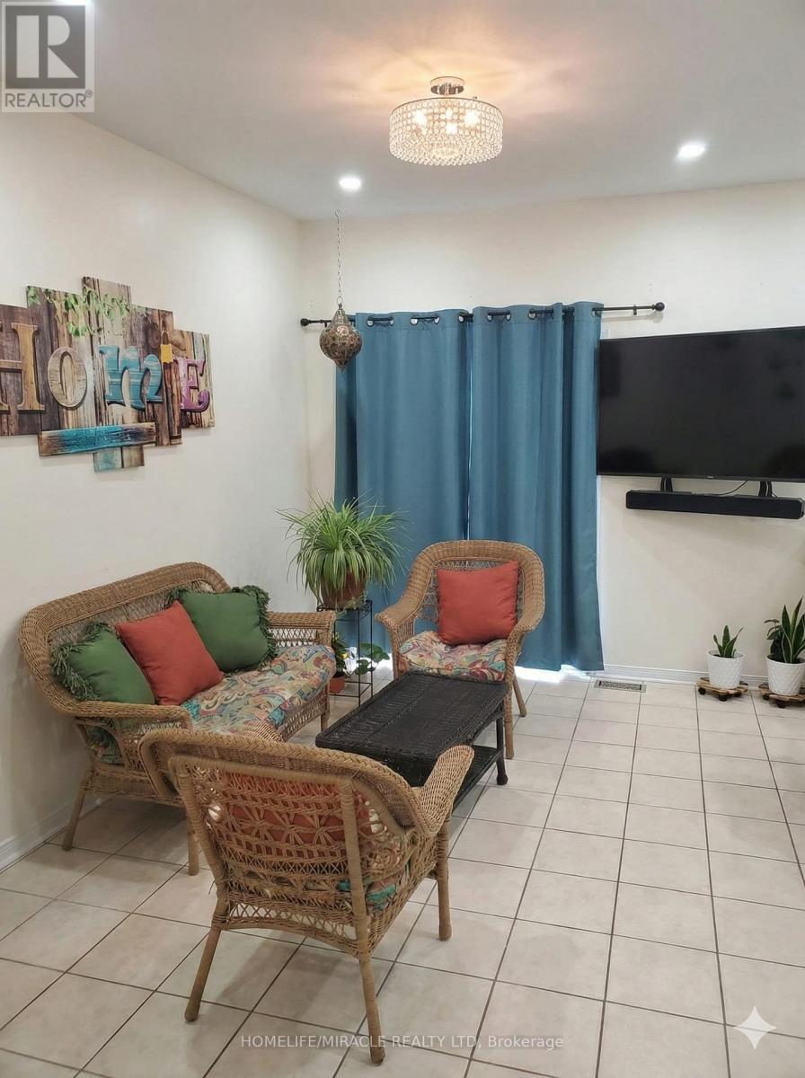 Main - 17 Portrush Trail, Brampton (Credit Valley), Ontario  L6X 0R4 - Photo 5 - W12757020