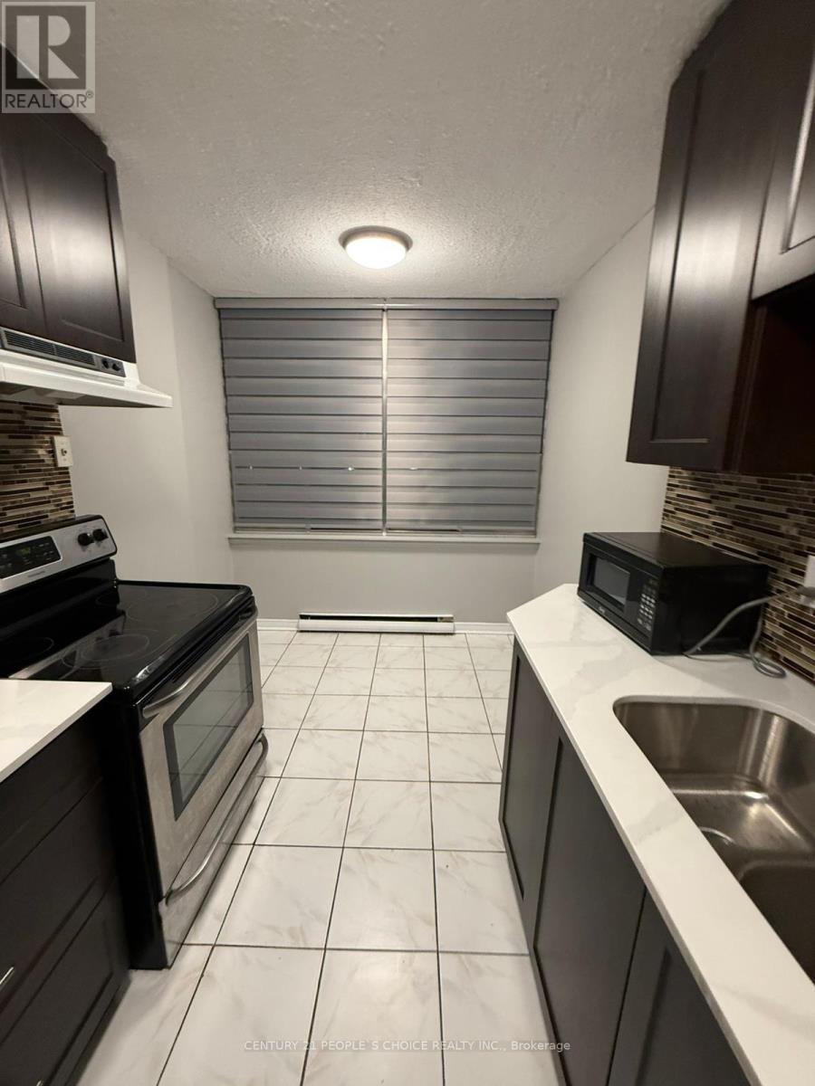 25 Kensington Road, Brampton (Queen Street Corridor), Ontario  L6T 3W8 - Photo 2 - W12757166