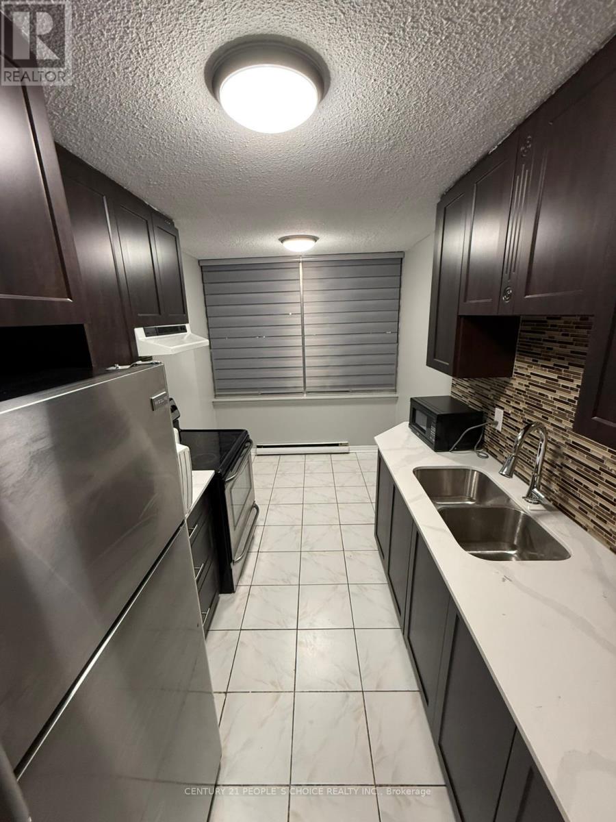 25 Kensington Road, Brampton (Queen Street Corridor), Ontario  L6T 3W8 - Photo 3 - W12757166