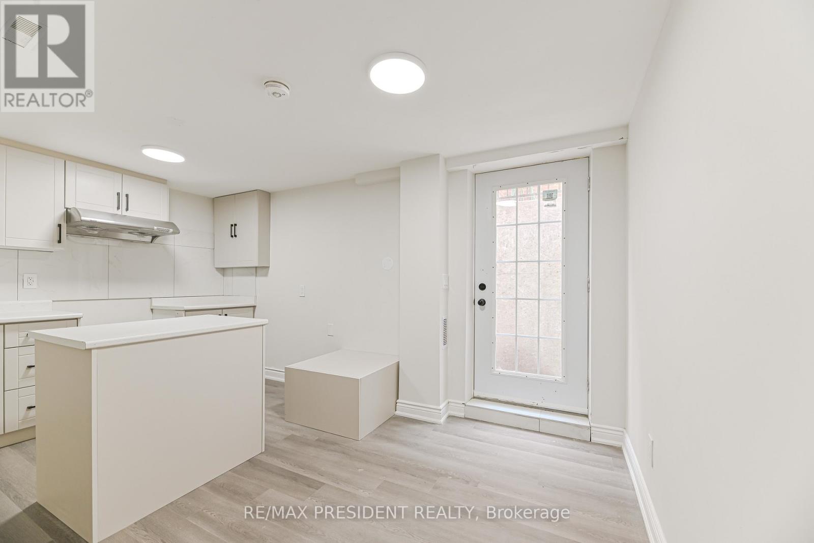 4 Lawnview Court, Brampton (Heart Lake West), Ontario  L7G 1T4 - Photo 34 - W12757226