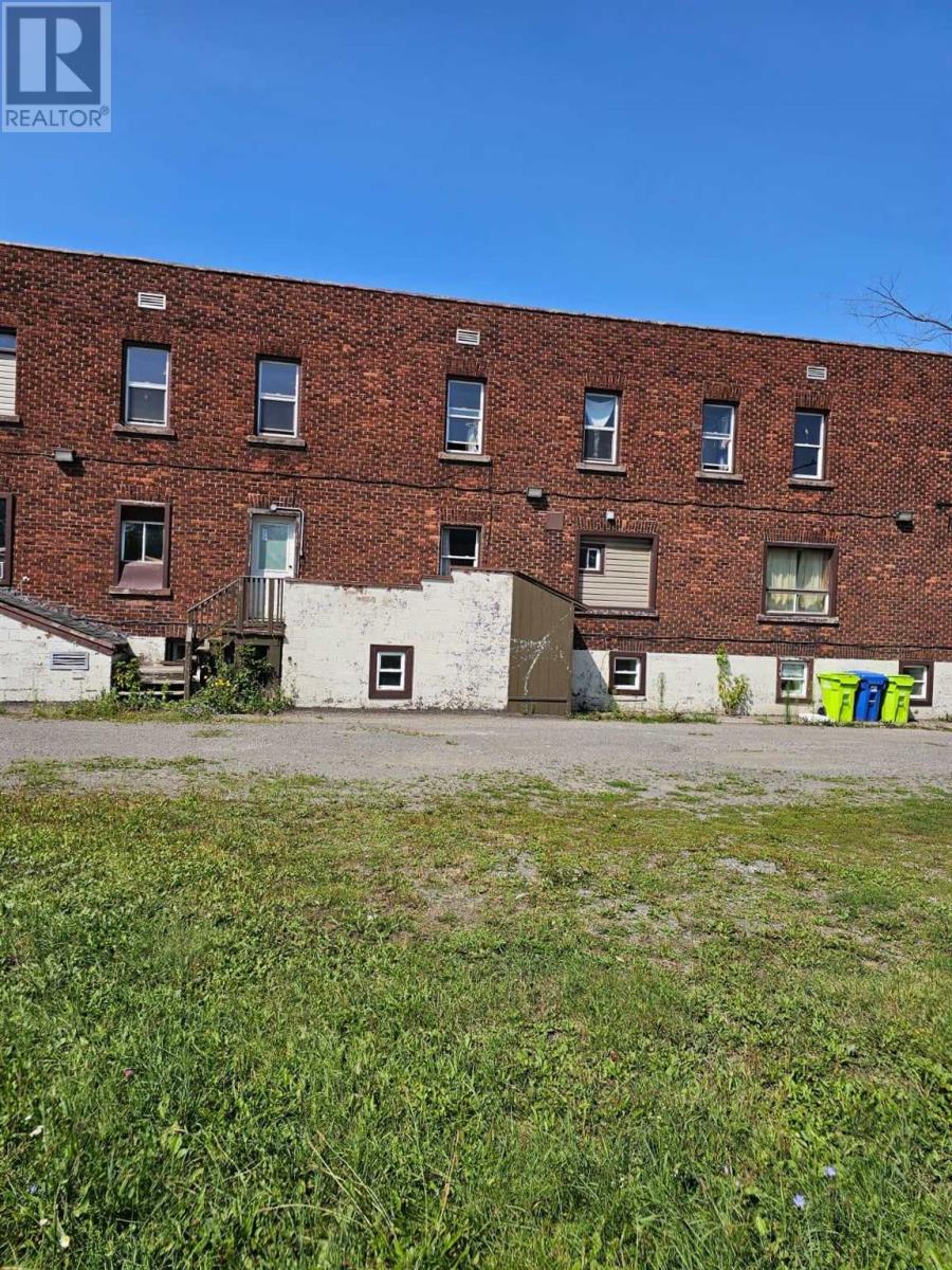 569 Queen St W, Sault Ste. Marie, Ontario  P6A 1A8 - Photo 3 - SM260223