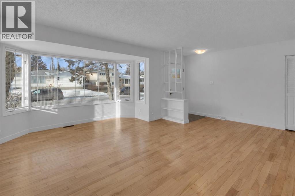 6312 Thorncliffe Drive Nw, Calgary, Alberta  T2K 3A7 - Photo 3 - A2278293