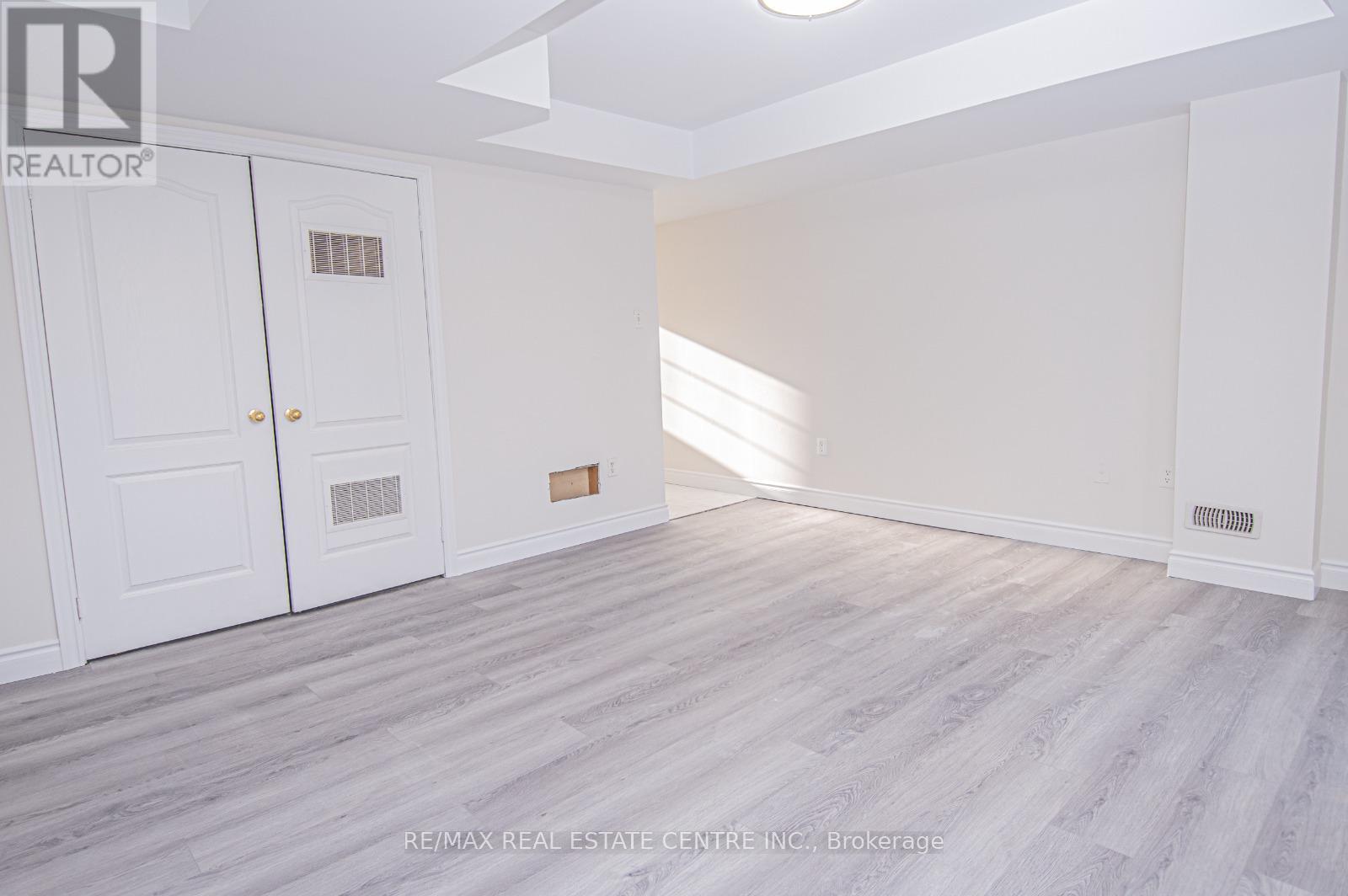 5685 Retreat Street, Mississauga (Hurontario), Ontario  L5R 0B4 - Photo 4 - W12757288