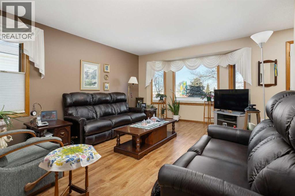 6207 54 Avenue, Camrose, Alberta  T4V 4H8 - Photo 6 - A2279557