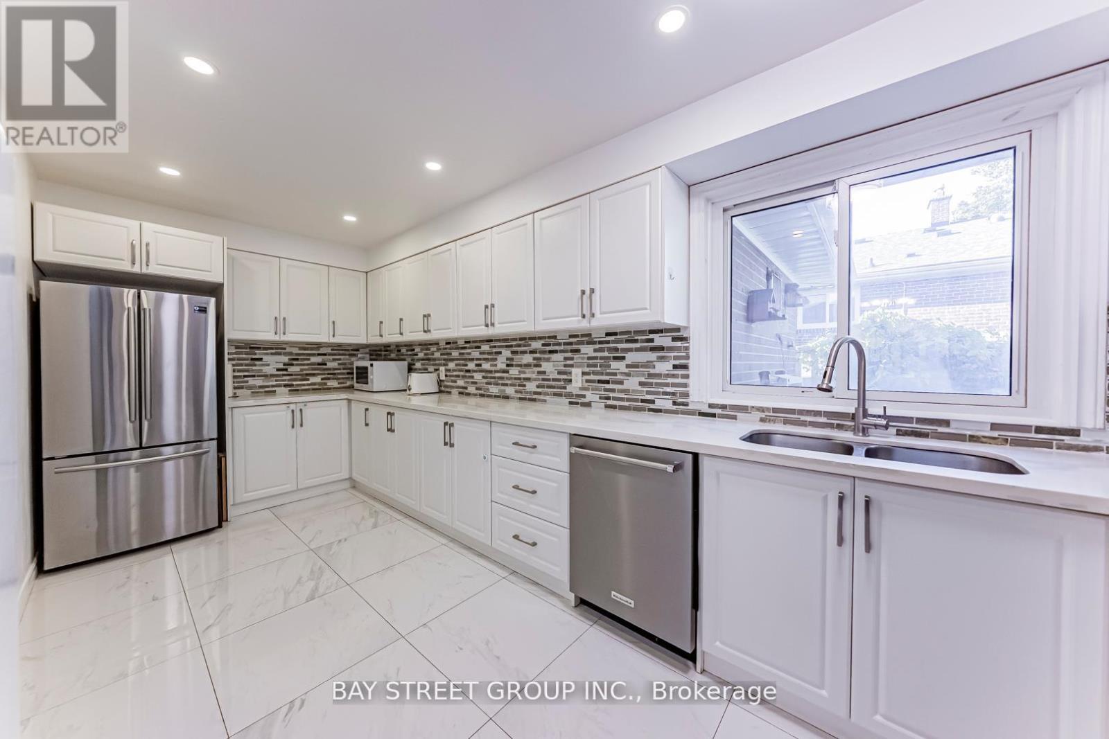 Main Floor #2 - 43 Sherwood Forest Drive, Markham (Bullock), Ontario  L3P 1P5 - Photo 10 - N12757634