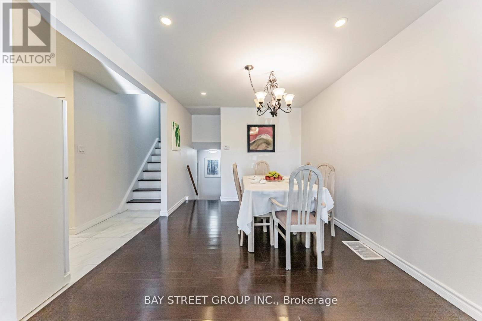 Main Floor #2 - 43 Sherwood Forest Drive, Markham (Bullock), Ontario  L3P 1P5 - Photo 8 - N12757634