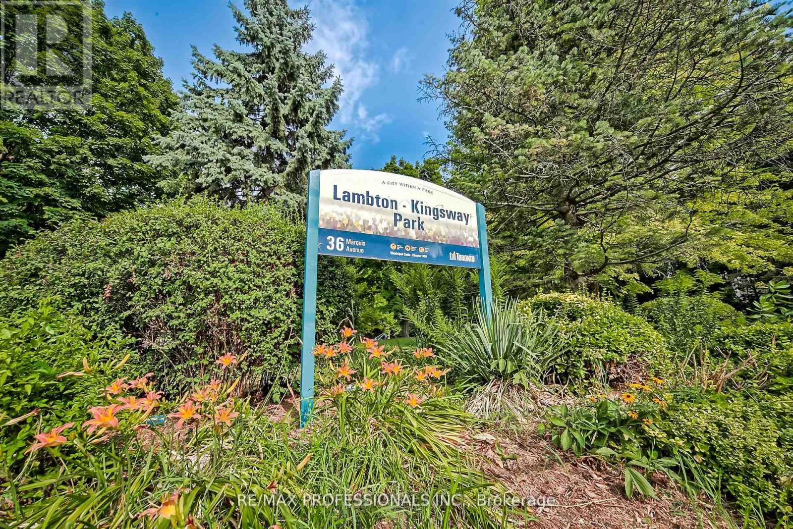 96 Dunedin Drive, Toronto (Kingsway South), Ontario  M8X 2K5 - Photo 10 - W12757606