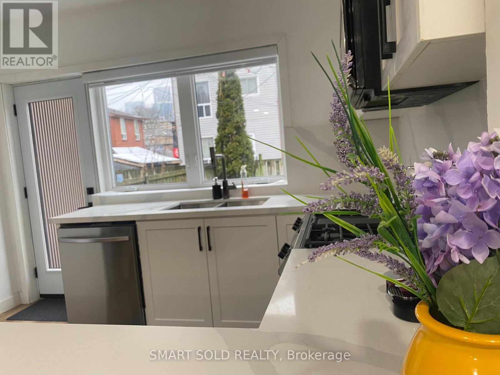 42 Arnold Avenue, Toronto, Ontario  M5A 3B2 - Photo 10 - C12682450