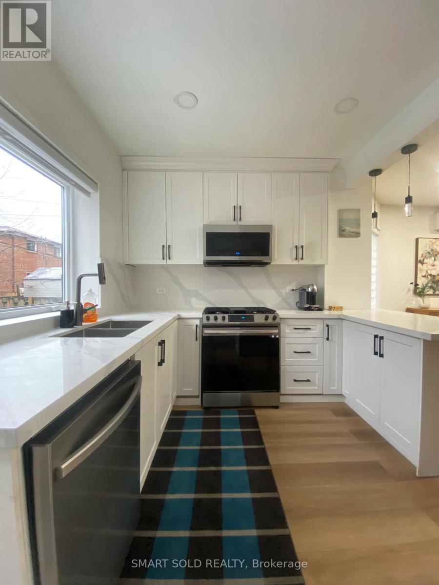 42 Arnold Avenue, Toronto, Ontario  M5A 3B2 - Photo 13 - C12683076