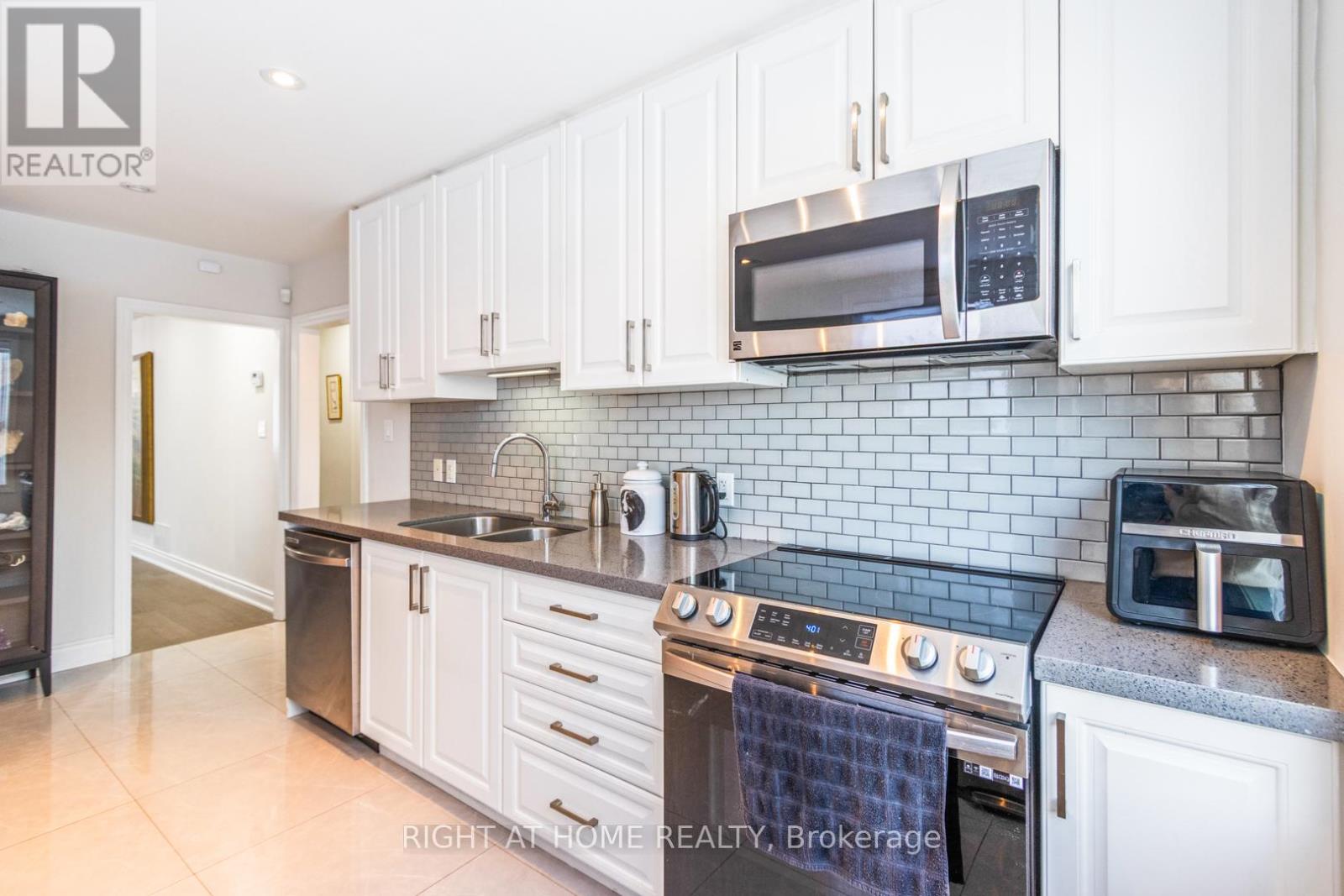 735 Srigley Street, Newmarket, Ontario  L3Y 1X6 - Photo 14 - N12756068