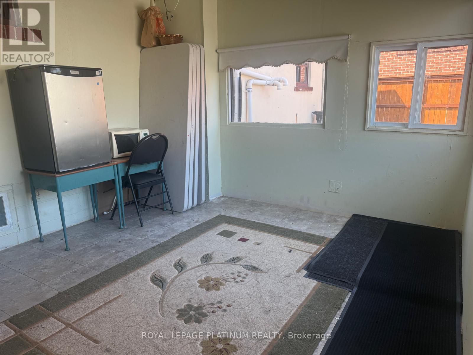 2 Elmhurst Drive, Toronto, Ontario  M9W 2J3 - Photo 15 - W12755918