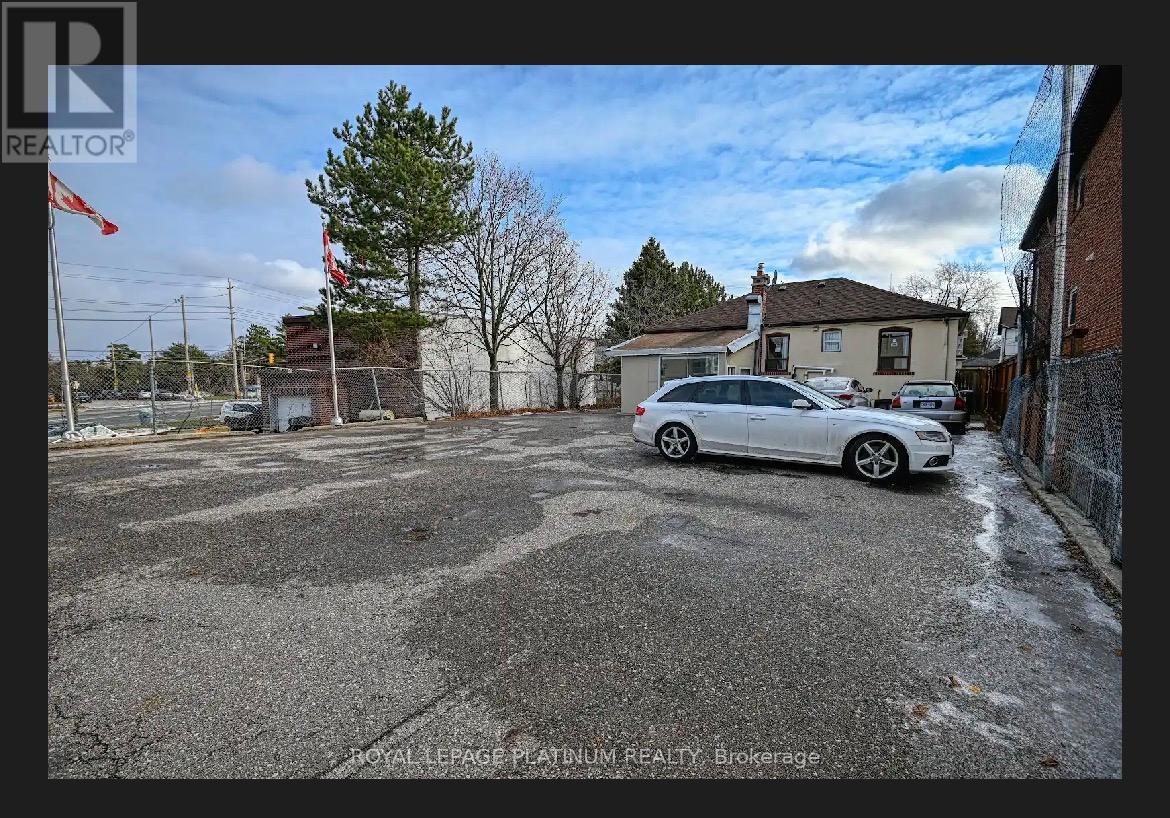 2 Elmhurst Drive, Toronto, Ontario  M9W 2J3 - Photo 9 - W12755918