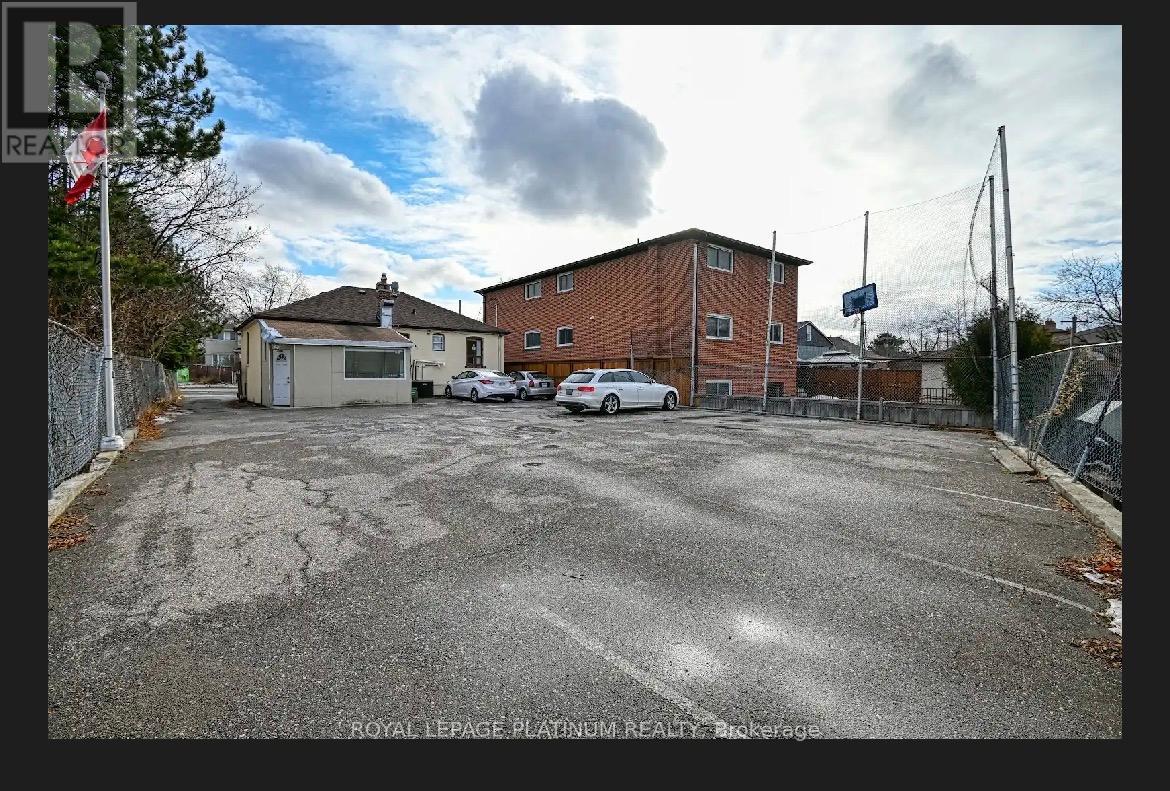 2 Elmhurst Drive, Toronto, Ontario  M9W 2J3 - Photo 7 - W12755918