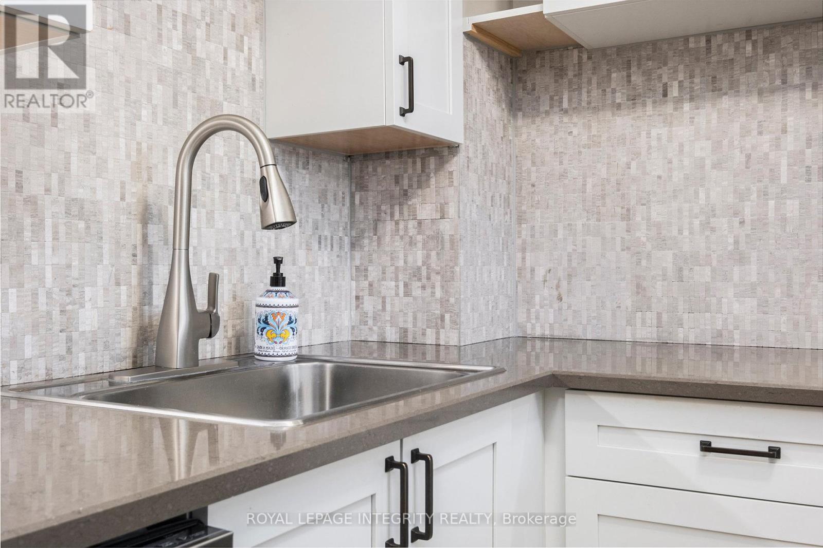 210 - 1025 Grenon Avenue, Ottawa, Ontario  K2B 8S5 - Photo 18 - X12548566