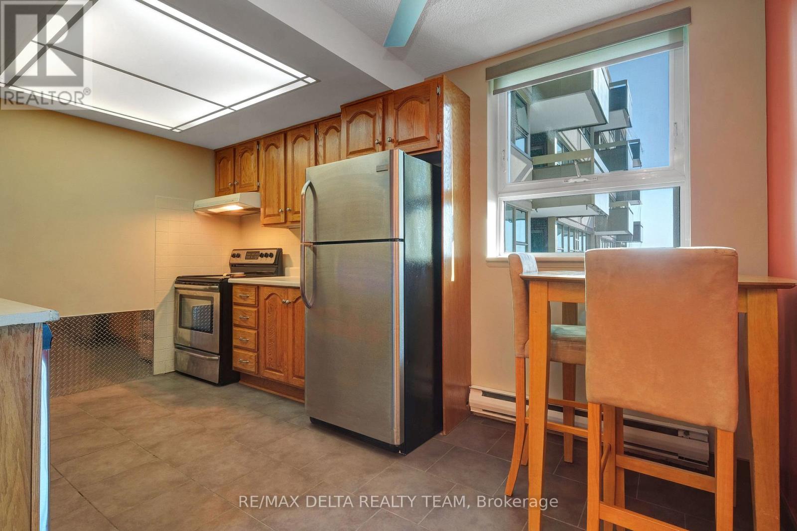 1001 - 555 Brittany Drive, Ottawa, Ontario  K1K 4C5 - Photo 6 - X12756880