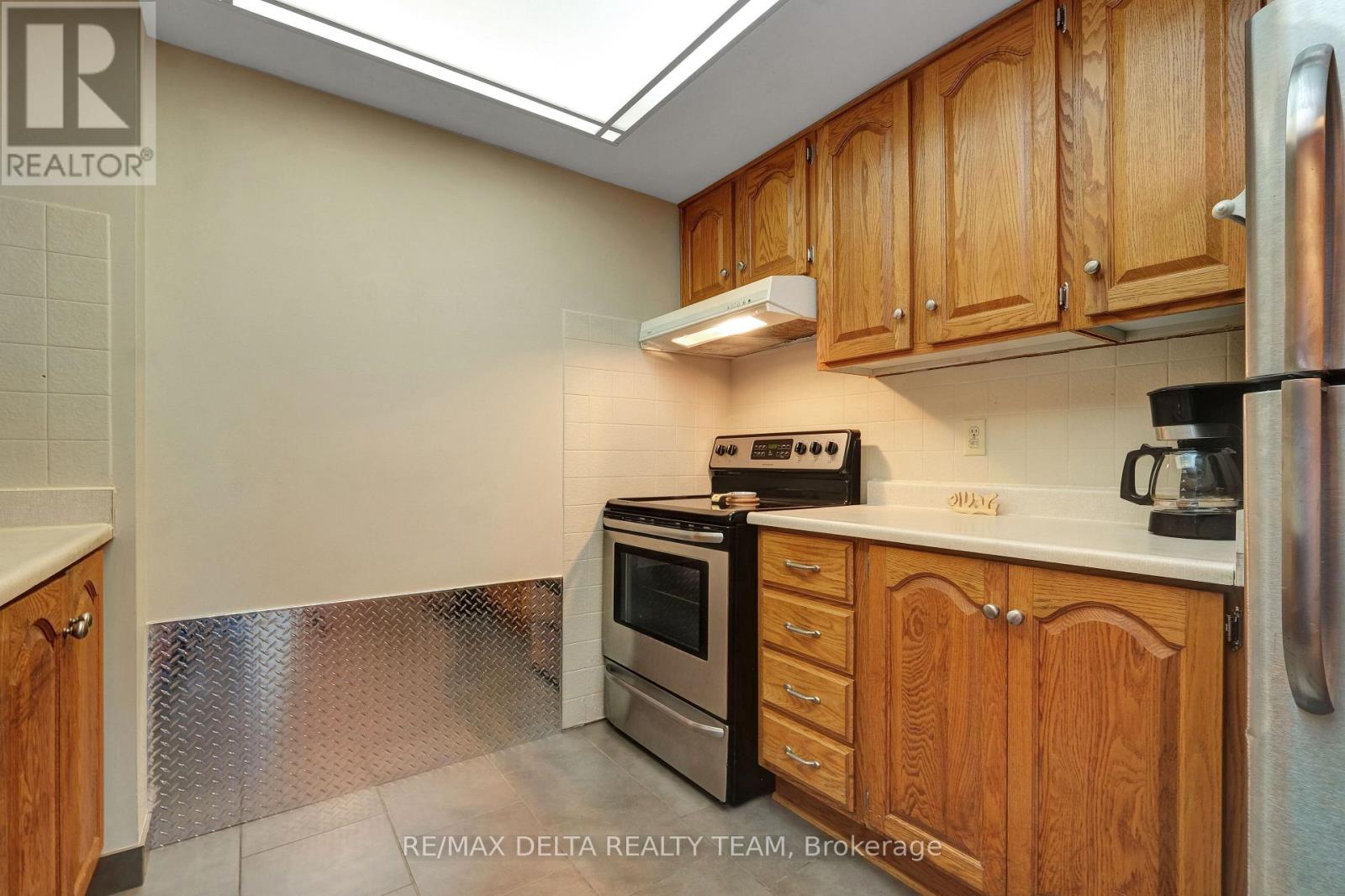 1001 - 555 Brittany Drive, Ottawa, Ontario  K1K 4C5 - Photo 7 - X12756880