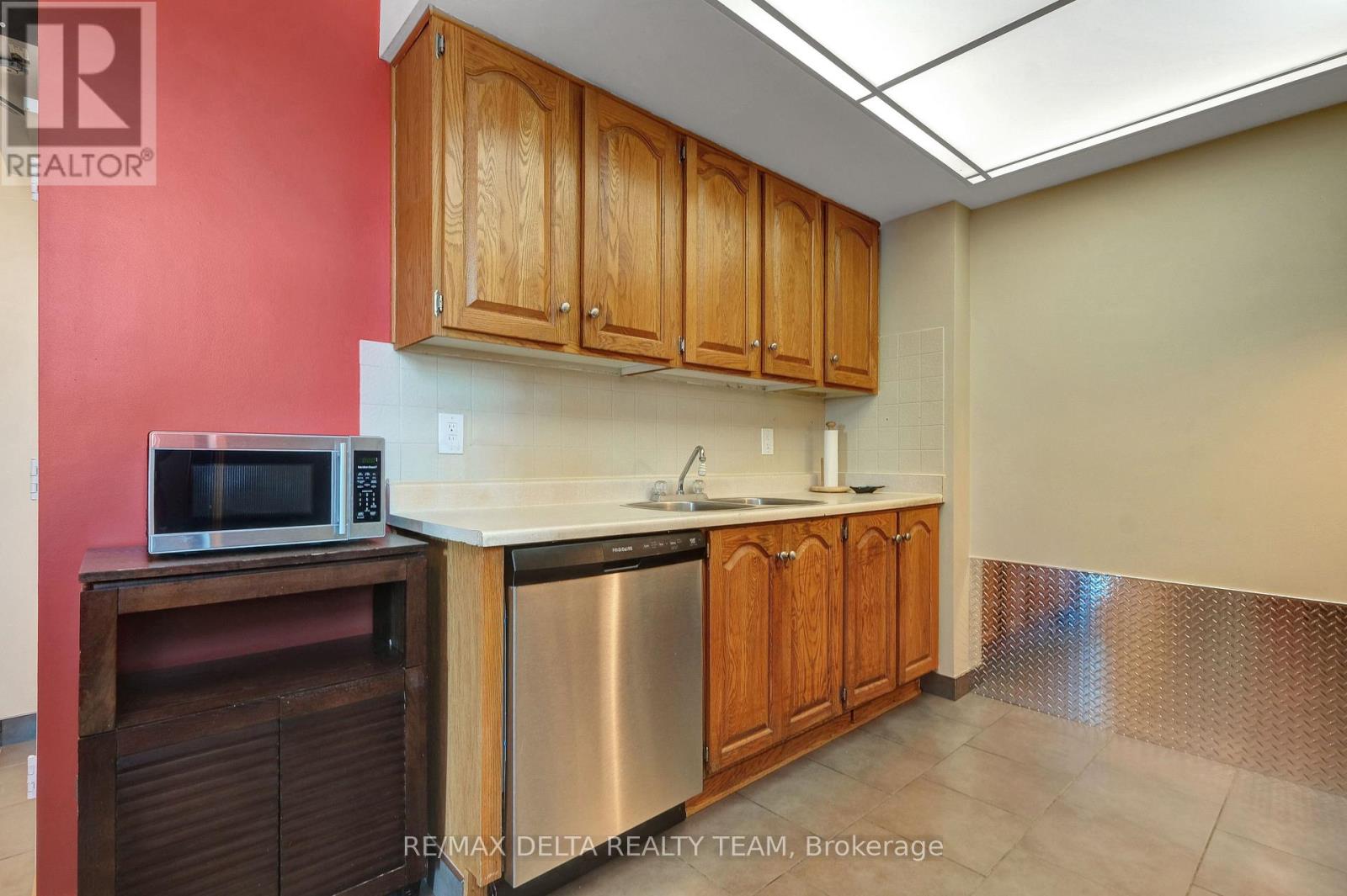 1001 - 555 Brittany Drive, Ottawa, Ontario  K1K 4C5 - Photo 8 - X12756880