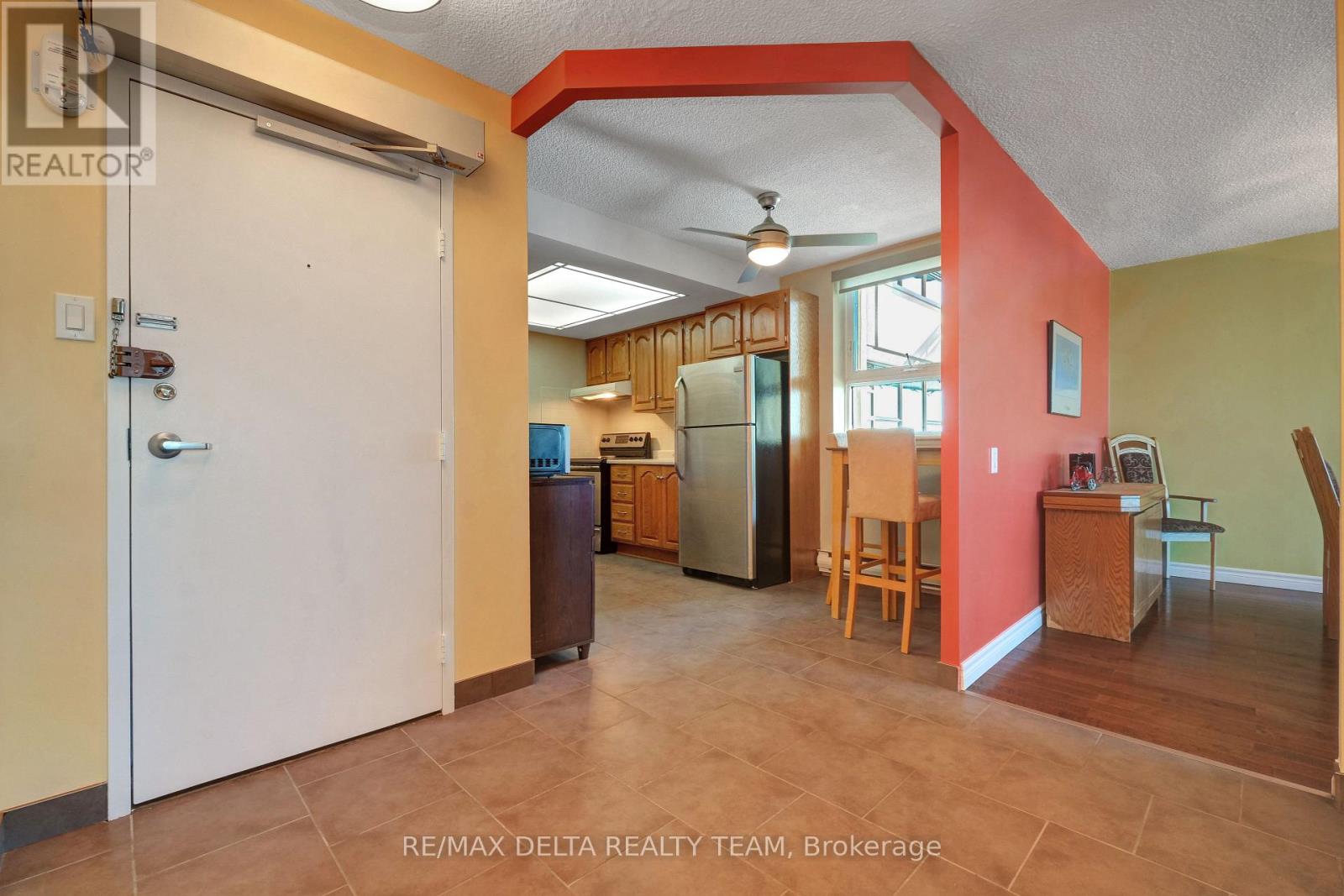 1001 - 555 Brittany Drive, Ottawa, Ontario  K1K 4C5 - Photo 5 - X12756880