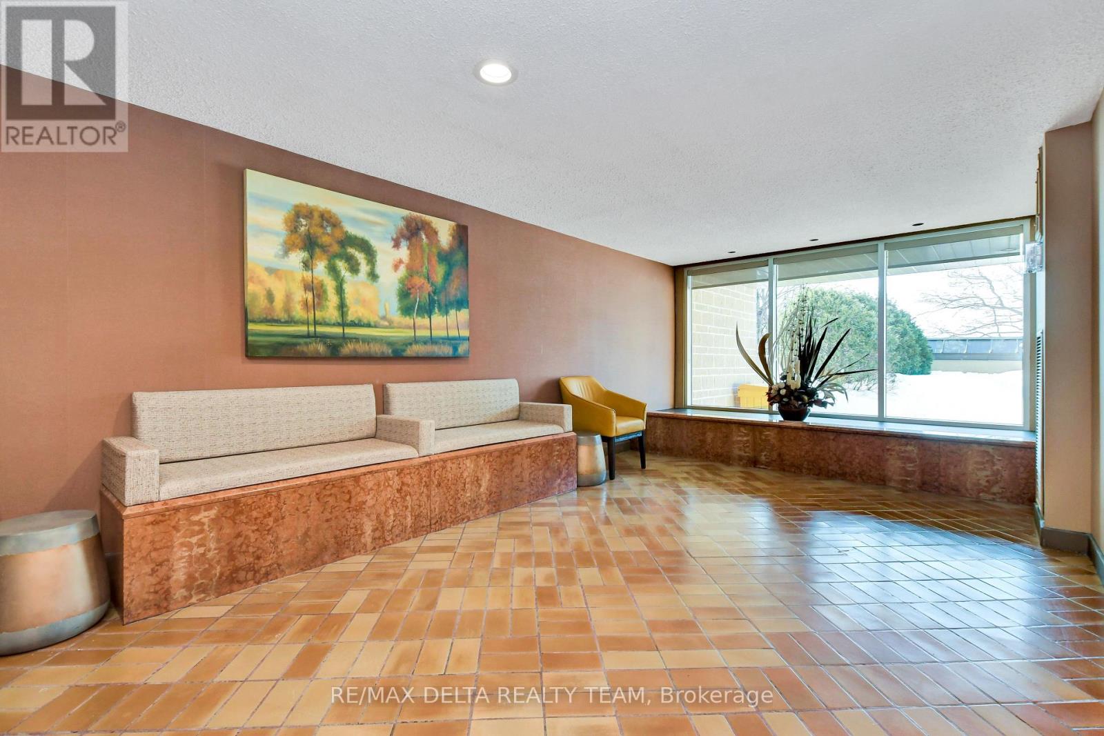 1001 - 555 Brittany Drive, Ottawa, Ontario  K1K 4C5 - Photo 2 - X12756880