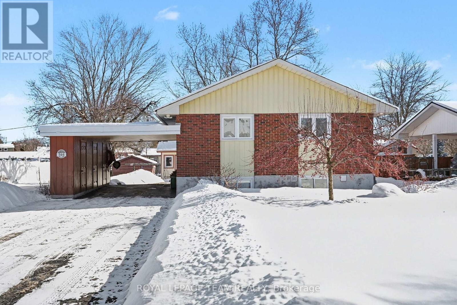 <div class="slider-price">$614,900</div><p>504 Clothier Street E, North Grenville, Ontario</p>