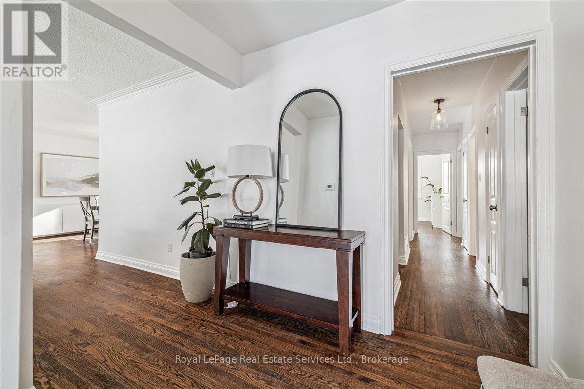 384 Strathcona Drive, Burlington, Ontario  L7L 2E5 - Photo 4 - W12756744