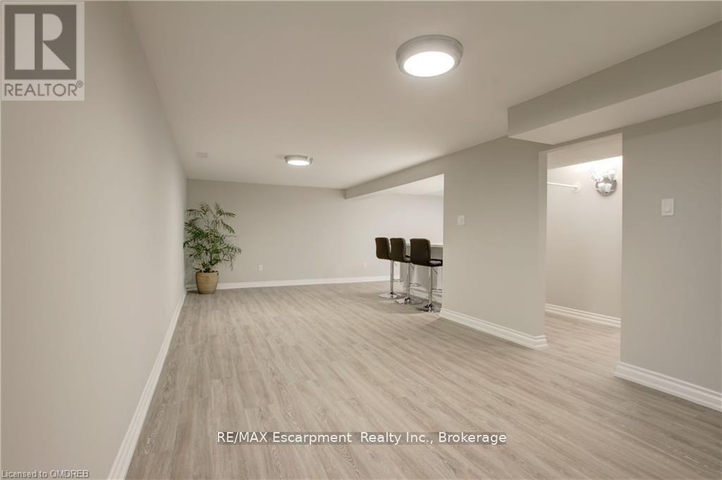 Lower - 2093 Maplewood Drive, Burlington (Brant), Ontario  L7R 2C6 - Photo 9 - W12757758