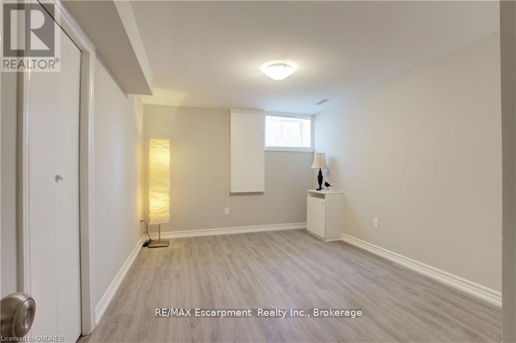 Lower - 2093 Maplewood Drive, Burlington (Brant), Ontario  L7R 2C6 - Photo 11 - W12757758