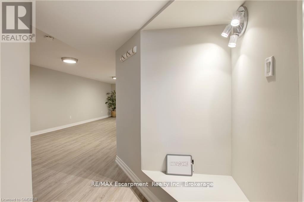 Lower - 2093 Maplewood Drive, Burlington (Brant), Ontario  L7R 2C6 - Photo 17 - W12757758