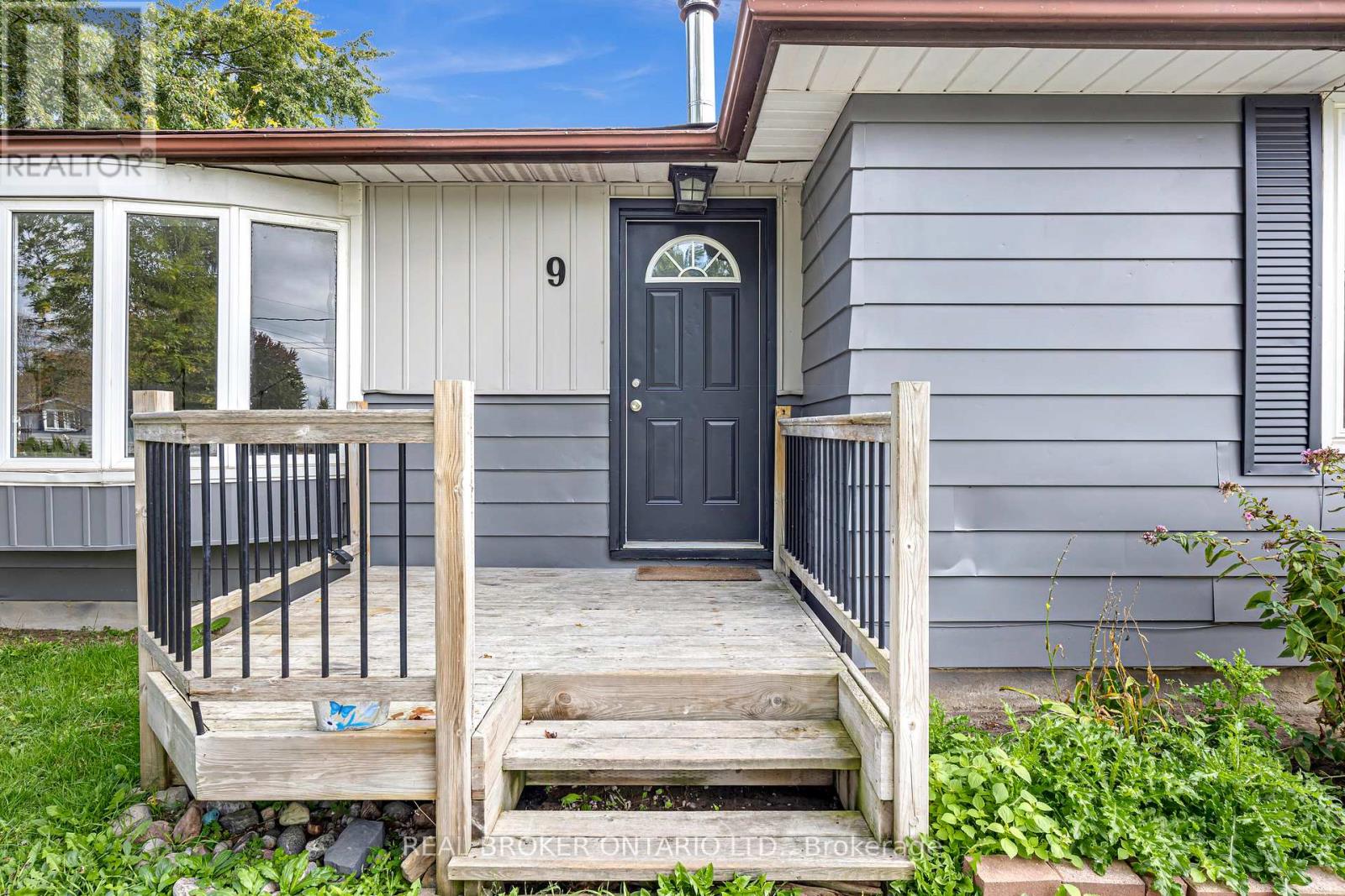 9 Centre Road, Georgina, Ontario  L0E 1N0 - Photo 4 - N12757892