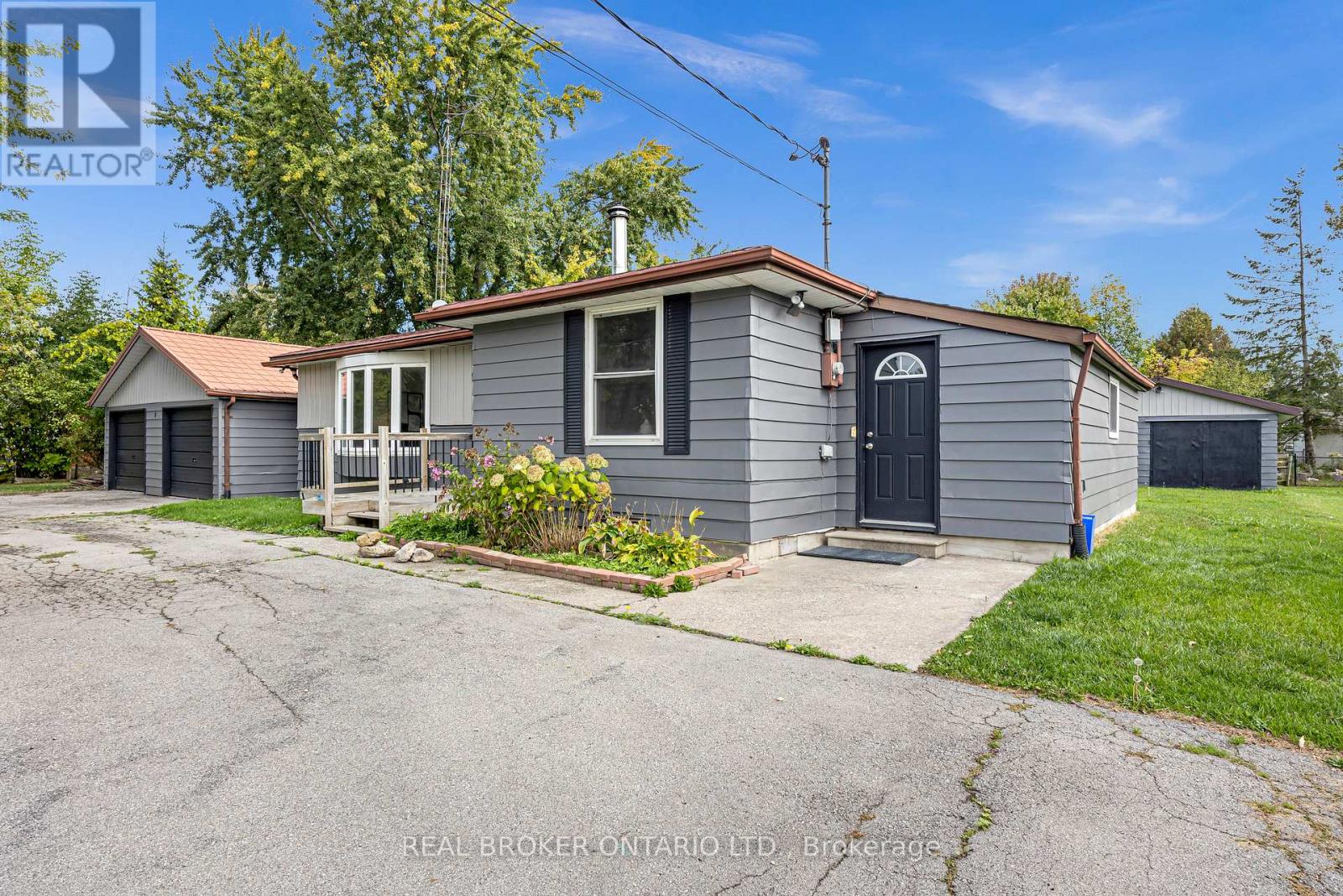 9 Centre Road, Georgina, Ontario  L0E 1N0 - Photo 5 - N12757892