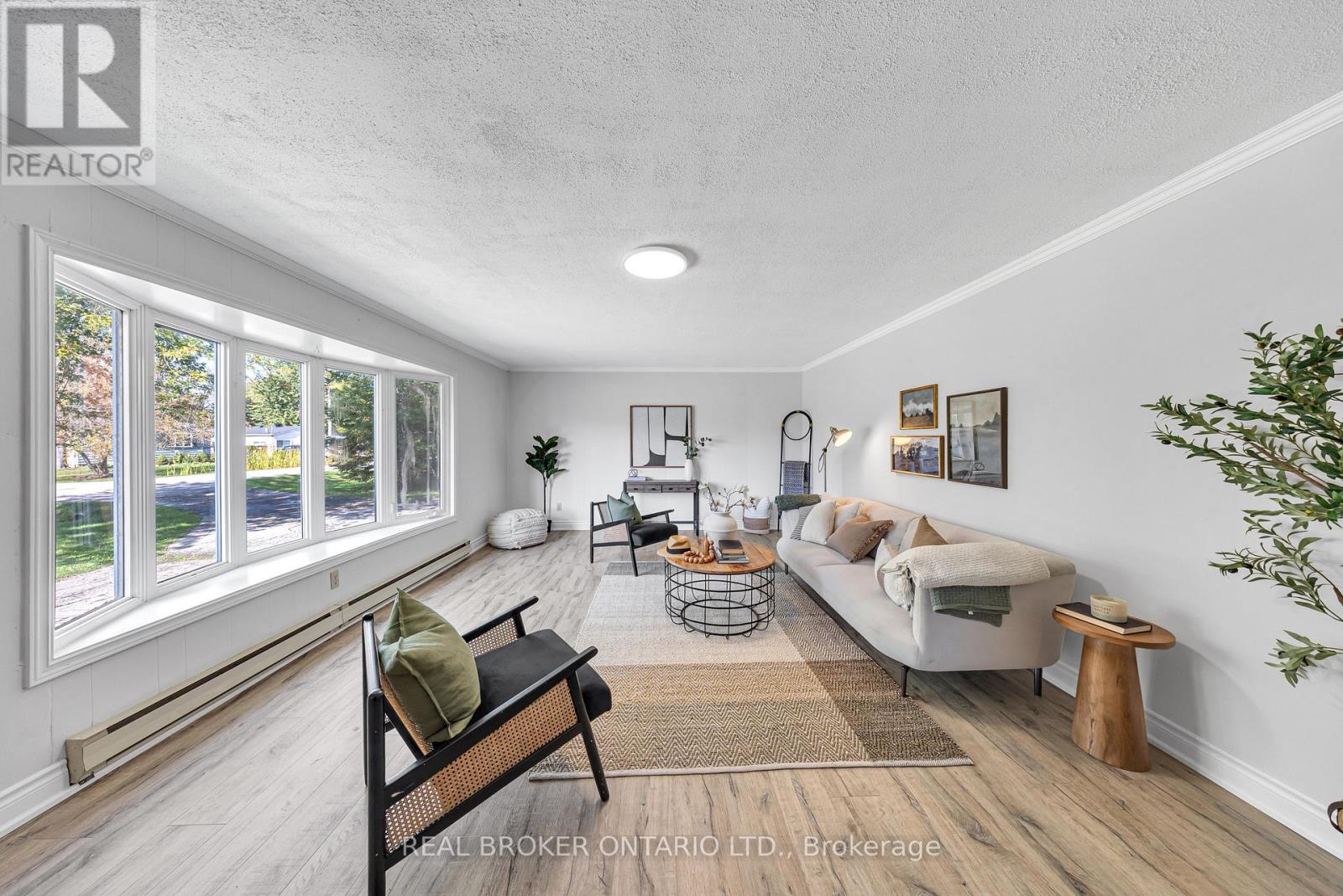 9 Centre Road, Georgina, Ontario  L0E 1N0 - Photo 8 - N12757892