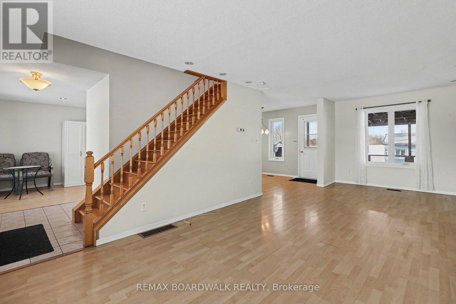 16319 Seventh Road, North Stormont, Ontario  K0C 1W0 - Photo 3 - X12757932