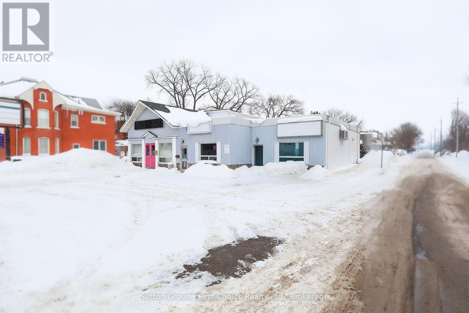 123 Waterloo Street S, Stratford, Ontario  N5A 4B3 - Photo 2 - X12756890