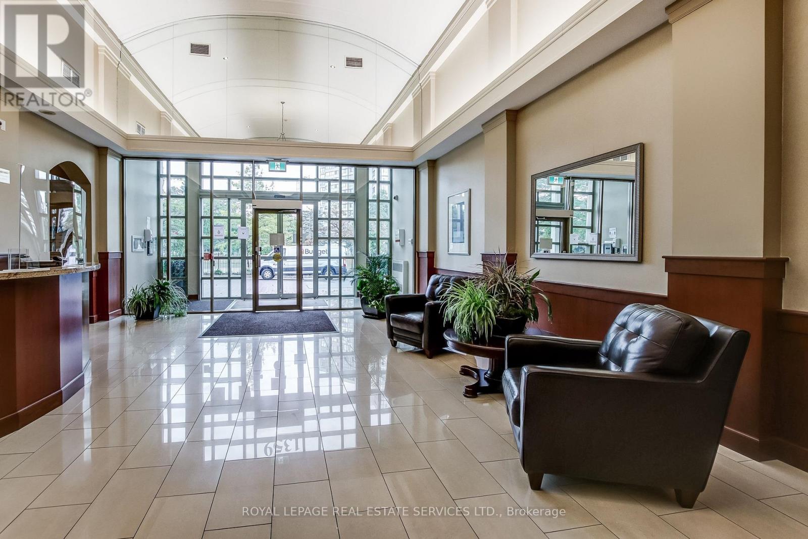 1359 Rathburn Road, Mississauga, Ontario  L4W 5P7 - Photo 6 - W12757802