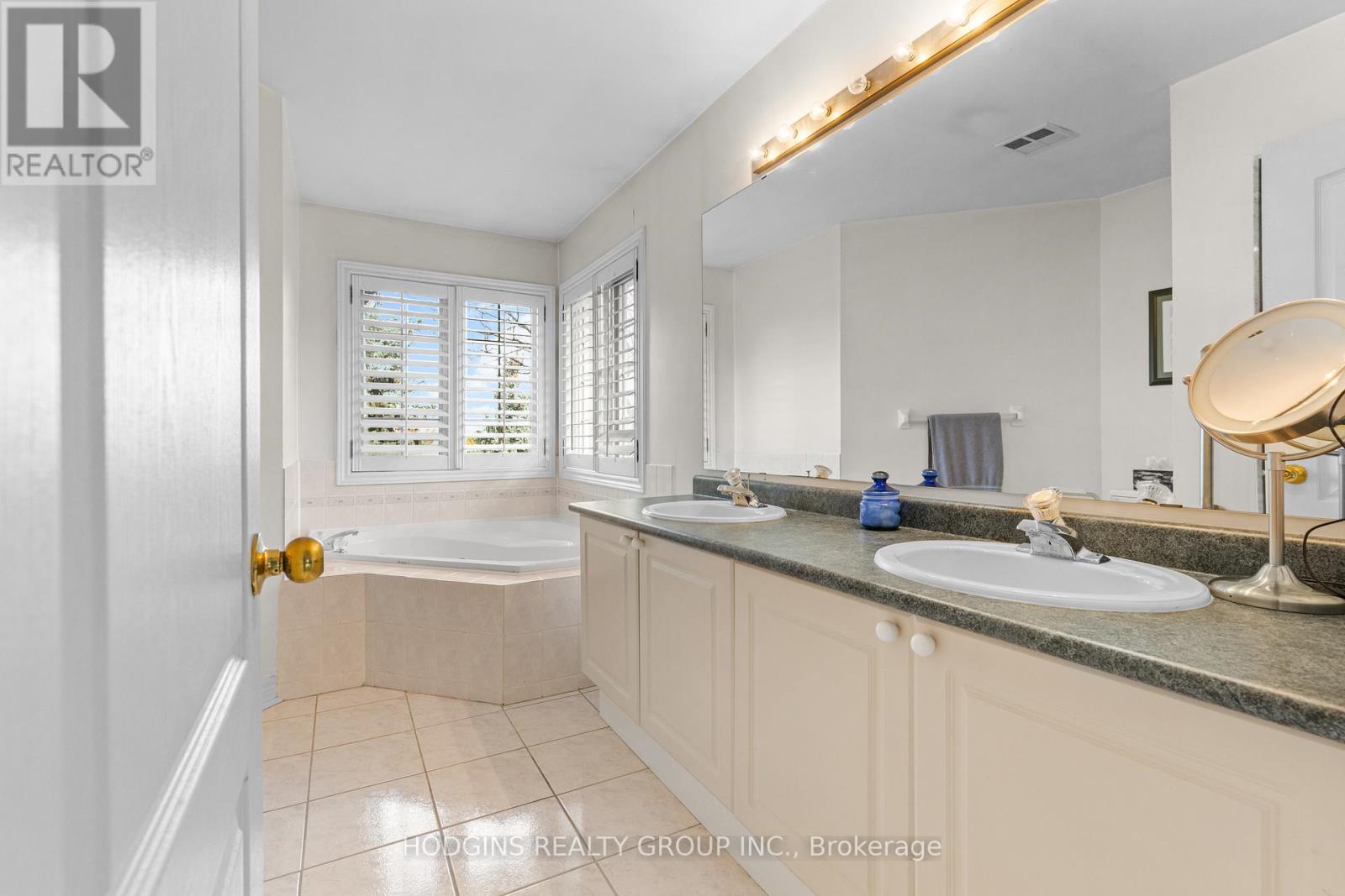 2286 Yorktown Circle, Mississauga, Ontario  L5M 5Y1 - Photo 28 - W12757904