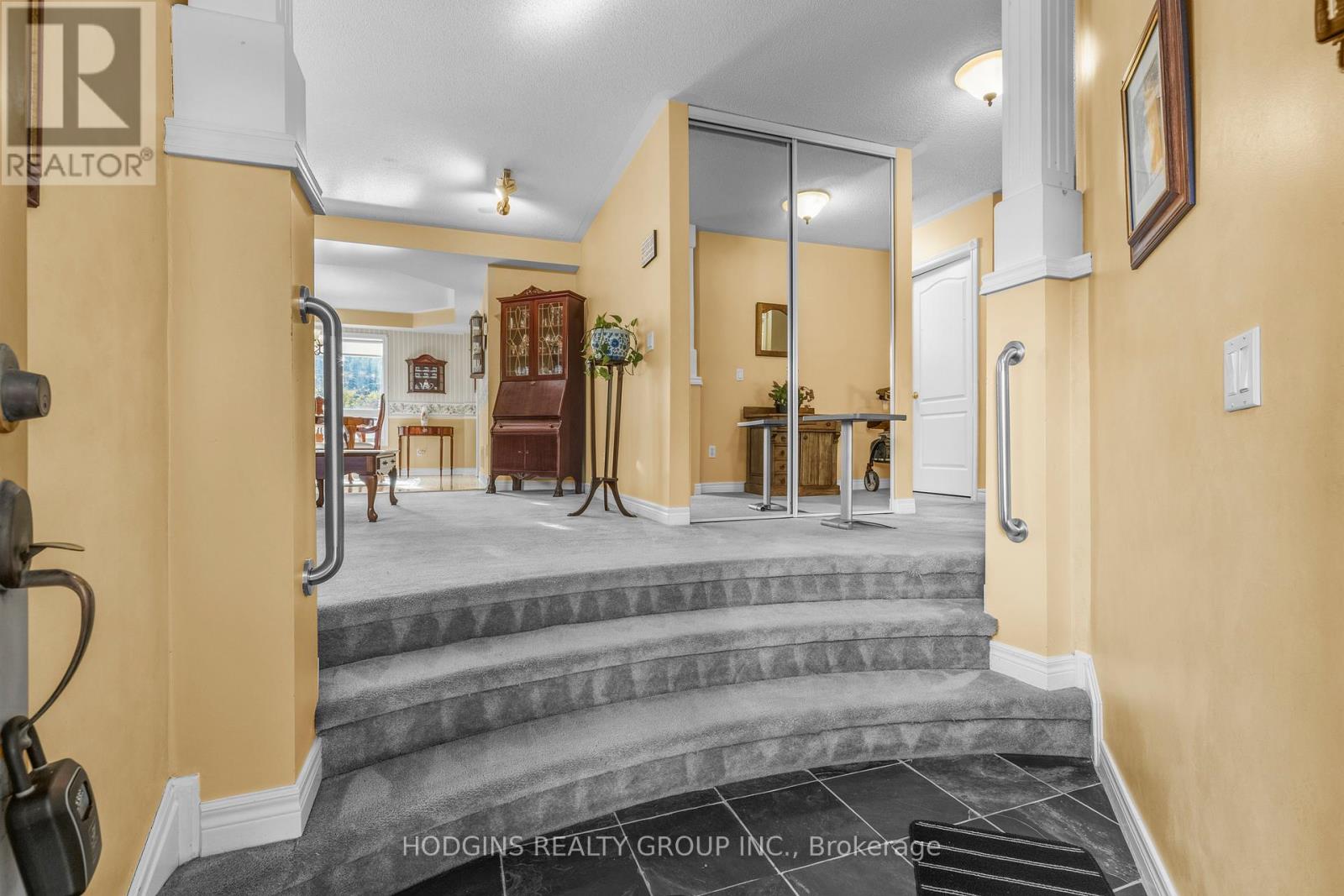 2286 Yorktown Circle, Mississauga, Ontario  L5M 5Y1 - Photo 9 - W12757904