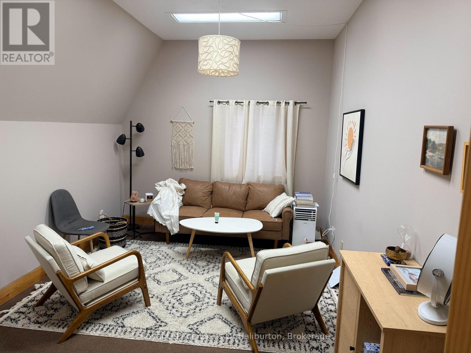 Loft Space - 195 Highland Street, Dysart Et Al (Dysart), Ontario  K0M 1S0 - Photo 3 - X12757732