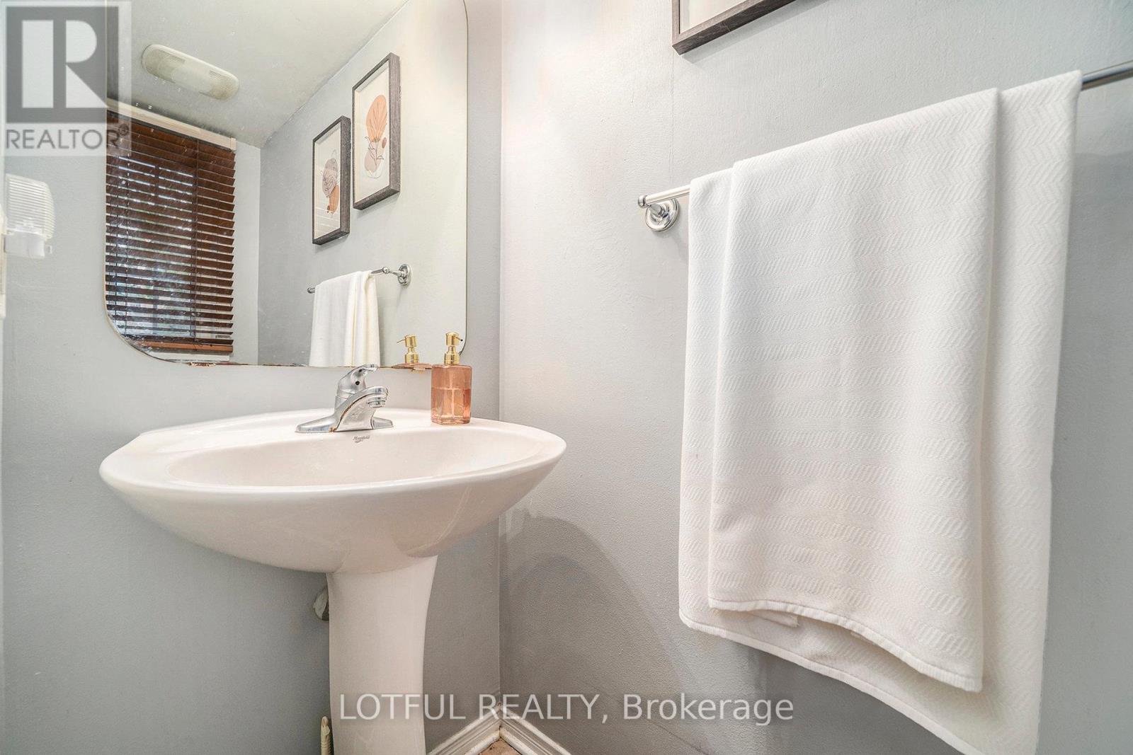 58 Steele Park Private, Ottawa, Ontario  K1J 0J2 - Photo 5 - X12758058