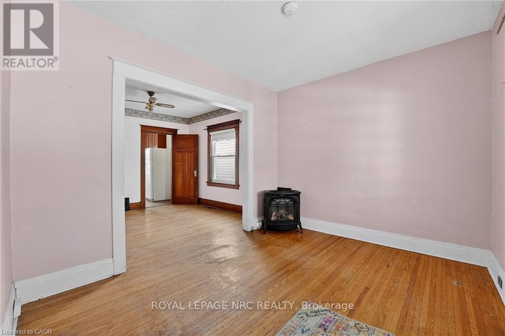 16 Louisa Street, St. Catharines (Downtown), Ontario  L2R 2J6 - Photo 4 - X12757478